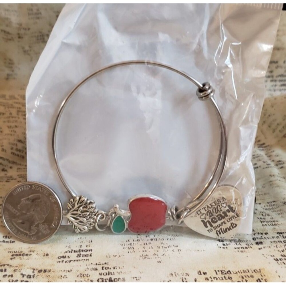 Teacher Gift - Metal Charm Bracelet "It Takes a Big Heart to Shape Little Minds"